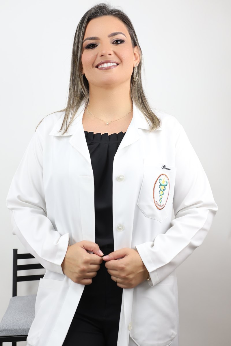 Glennia Goulart de jaleco branco